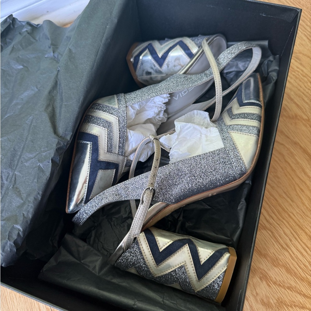 STRATEGIA Silver and Black Zigzag Heels